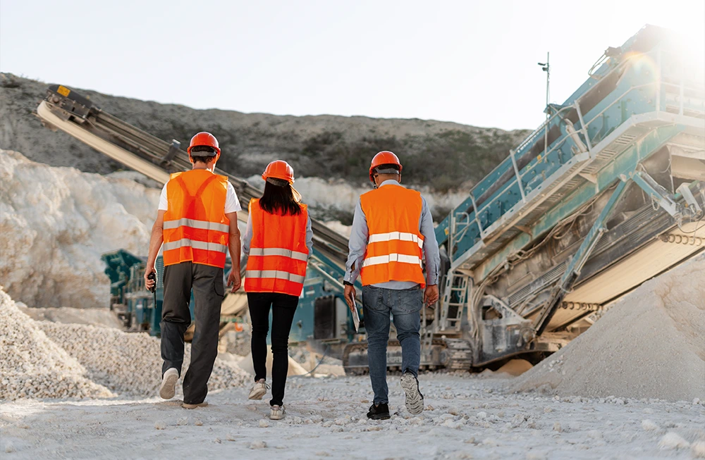 Mining accommodation units for resource extraction sites